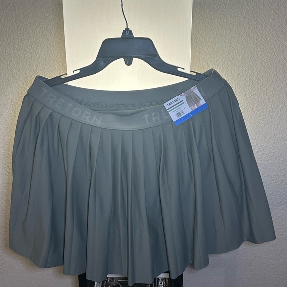 Tretorn Ladies’ Olive Green Pleated Skort – Size L – NWT - Picture 5 of 5